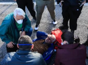 Λάρισα: Αγροτοσυνδικαλιστής καταγγέλλει αστυνομική βία – «Μου έσπασαν τα πλευρά, με έπιασαν από τον λαιμό»