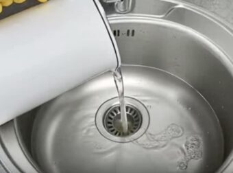 Γιατί δεν πρέπει ποτέ να ρίχνετε καυτό νερό στον νεροχύτη της κουζίνας;