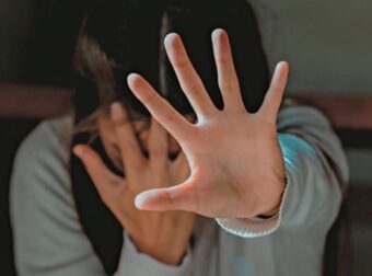 Φρίκη: Παντρεύτηκε 15χρονη βάσει της σαρία και τη βίαζε μαζί με άλλους 18 άνδρες