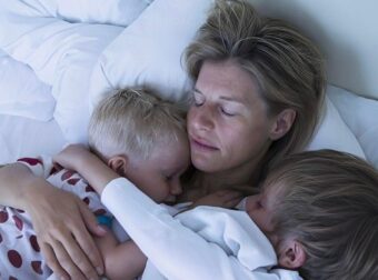 Μην αναθρέφετε μικρούς «μαμάκηδες»: Η ψυχολόγος προειδοποιεί – Αγορομάνες, ακούστε