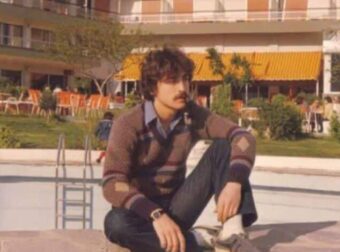 «Έφυγε» άδοξα στα 35 του: Ο πιο σεμνός Έλληνας τραγουδιστής που ερμήνευσε το κομμάτι που λατρέψαμε