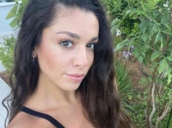 Έχει πάρει το βλέμμα του – Αυτή είναι η καλλονή 25χρονη κόρη πασίγνωστου Έλληνα τραγουδιστή που απέκτησε μετά τον δεύτερο γάμο του