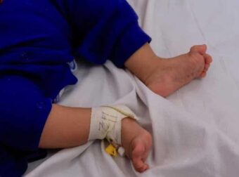 Νεκρό βρέφος 4 εβδομάδων που το άφησαν χωρίς τροφή και σε βρεγμένα σεντόνια μέσα στο νοσοκομείο