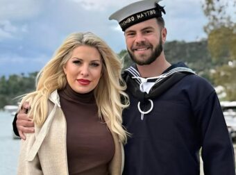 Πιο περήφανοι από ποτέ: Ελένη Mεναγάκη, Γιάννης Λάτσιος και Ματέο Παντζόπουλος ποζάρουν με τον ναύτη Άγγελο Λάτσιο 