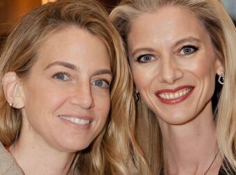 Η Χρυσή Βαρδινογιάννη με μπεζ σακάκι και τζιν παντελόνι – O αγαπημένoς συνδυασμός των Γαλλίδων 