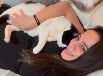 Ευλαμπία Ρέβη: «Είμαι έγκυος και έχω γάτες, τα πατουσάκια πάνω στην κοιλιά μου είναι αληθινή αγάπη, όχι κίνδυνος»