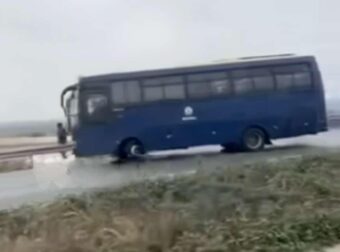 Ακραίο βίντεο: Η στιγμή που κλούβα των ΜΑΤ «σπάει» με φόρα το μπλόκο των αγροτών