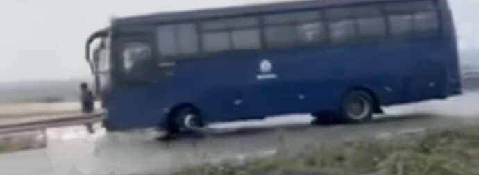 Ακραίο βίντεο: Η στιγμή που κλούβα των ΜΑΤ «σπάει» με φόρα το μπλόκο των αγροτών