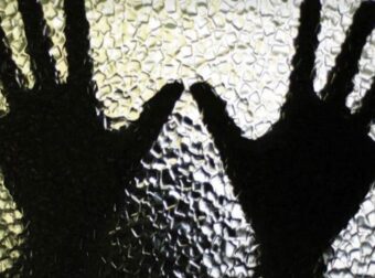 Ηράκλειο: Την απόλυτη φρίκη ζούσαν τα παιδιά, μέσα στο σπίτι – Ο ρόλος που έπαιξε η γειτόνισσα