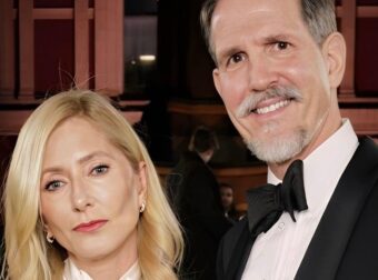 Η Μαρί-Σαντάλ με μεταξωτό φόρεμα του οίκου Dior στο γαλάζιο χαλί των Βραβείων Μόδας στο Λονδίνο