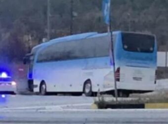 Εξετράπη λεωφορείο με 25 εργαζομένους της ΔΕΗ στην Πτολεμαΐδα – Nεκρός ο οδηγός