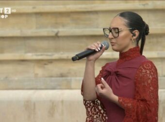 Κλαυδία: Τραγούδησε την «Αστερομάτα» στην τελετή παράδοσης της Φλόγας στο Καλλιμάρμαρο – Βίντεο