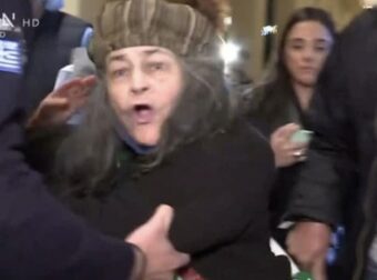 Επεισόδιο με την Ελένη Λουκά στην ομιλία Τσίπρα στο Παλλάς: Φώναζε «προδότη», τη «μάζεψε» η Αστυνομία