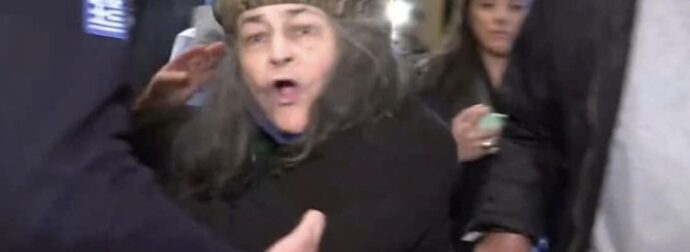 Επεισόδιο με την Ελένη Λουκά στην ομιλία Τσίπρα στο Παλλάς: Φώναζε «προδότη», τη «μάζεψε» η Αστυνομία