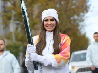 Η Κίμπερλι Γκιλφόιλ μετέφερε τη Ολυμπιακή Φλόγα από την Ακρόπολη έως το Καλλιμάρμαρο για τους Χειμερινούς Ολυμπιακούς Αγώνες