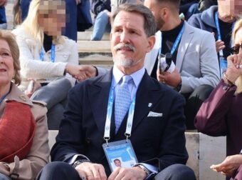 Όλοι γύρισαν να τους κοιτάξουν: Άννα Μαρία, Παύλος Ντε Γκρες και Μαρί Σαντάλ στην την Τελετή Παράδοσης της Ολυμπιακής Φλόγας