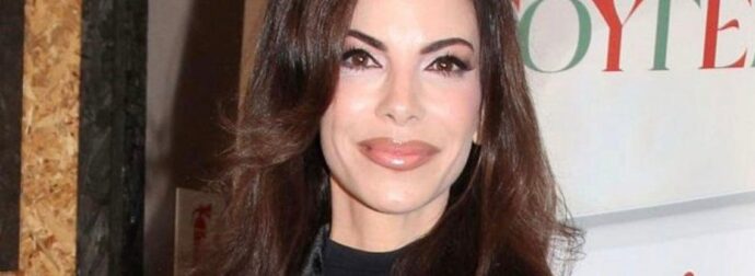 Πιο όμορφη από ποτέ: Η Αντελίνα Βαρθακούρη με εντυπωσιακό φούξια πλατό