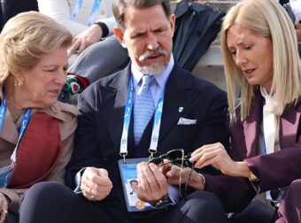 Μαρί Σαντάλ: Με μπορντό κοστούμι και λεοπάρ μποτάκια στο Καλλιμάρμαρο