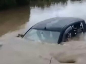 Σοκαριστικό βίντεο: H ΕΜΑΚ διέσωσε οικογένεια από πλημμυρισμένο δρόμο στη Λακωνία