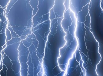 Στο «μάτι» της κακοκαιρίας η Αττική όλο το βράδυ – Οι 5 περιοχές που «πνίγονται» στο νερό με πάνω από 100 χιλιοστά βροχής