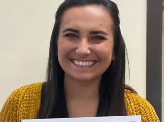 Σοκάρει αυτό που έκανε παντρεμένη δασκάλα στο μαθητή της στο πίσω κάθισμα του αυτοκινήτου της