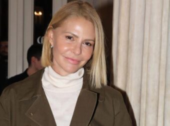 Η Τζένη Μπαλατσινού φωτογραφίζει το στολισμένο για τις γιορτές σαλόνι και την τραπεζαρία του σπιτιού της στην Αθήνα