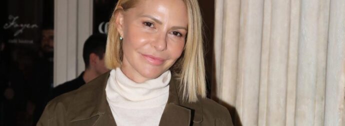 Η Τζένη Μπαλατσινού φωτογραφίζει το στολισμένο για τις γιορτές σαλόνι και την τραπεζαρία του σπιτιού της στην Αθήνα