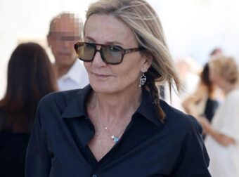 Η Μαρέβα Μητσοτάκη με το διαχρονικό πανωφόρι της γυναικείας γκαρνταρόμπας