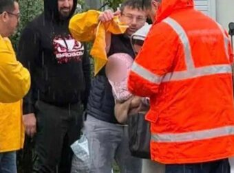 Κακοκαιρία Byron: Εντυπωσιακή διάσωση μητέρας και βρέφους από την πλημμυρισμένη Μάνδρα – Δείτε βίντεο