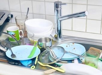 Η ψυχολογική σημασία του να αφήνεις βρώμικα πιάτα και γιατί δεν πρέπει να στοιβάζονται