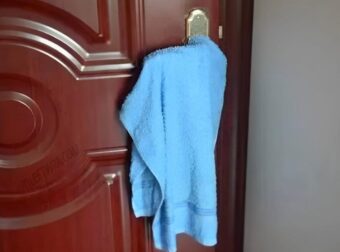 Το βράδυ πριν κοιμηθείτε, κρεμάστε μια πετσέτα στο πόμολο της πόρτας – Το εκπληκτικό όφελος