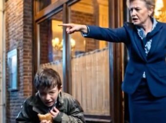 «Φύγε από εδώ!» ούρλιαξε η ιδιοκτήτρια του πολυτελούς εστιατορίου, καταβρέχοντας με νερό ένα άστεγο αγόρι που έτρεμε από το κρύο. Αλλά αυτό που συνέβη στη συνέχεια μέσα στο ίδιο το εστιατόριο ήταν ακόμη πιο σοκαριστικό.