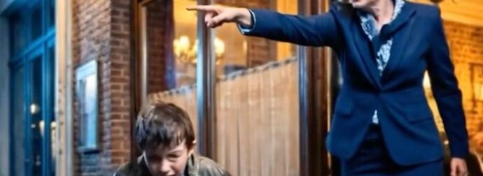 «Φύγε από εδώ!» ούρλιαξε η ιδιοκτήτρια του πολυτελούς εστιατορίου, καταβρέχοντας με νερό ένα άστεγο αγόρι που έτρεμε από το κρύο. Αλλά αυτό που συνέβη στη συνέχεια μέσα στο ίδιο το εστιατόριο ήταν ακόμη πιο σοκαριστικό.