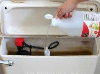 Ρίξτε ξύδι στο καζανάκι της τουαλέτας και θα γίνει σαν καινούργιο