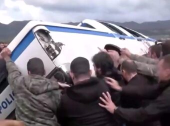 Επεισόδια με αγρότες σε Χανιά και Ηράκλειο – Αναποδογύρισαν περιπολικό