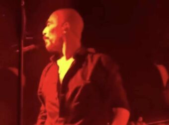 Σάλος με τον Βαλάντης: Έφτυσε τους μουσικούς του στην πίστα – Πως το δικαιολόγησε