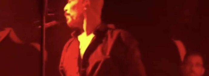 Σάλος με τον Βαλάντης: Έφτυσε τους μουσικούς του στην πίστα – Πως το δικαιολόγησε