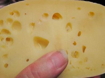 Το τυρί που δuναμώνει τα οστά χωρίς να ανεβάζει τη χολnστερόλη – Ένα κομμάτι την ημέρα αρκεί