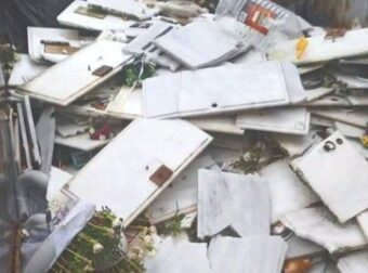 Απίστευτες εικόνες σε ελληνικό νεκροταφείο: Πέταξαν στα σκουπίδια φωτογραφίες από οστεοφυλάκια