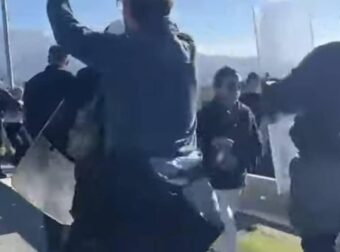 Ξύλο με μαγκούρες και χημικά μεταξύ αγροτών και αστυνομικών στο μπλόκο του Ρίου – Αντιρρίου