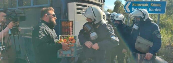 Αγρότες στα μπλόκα μοίρασαν πορτοκάλια στους αστυνομικούς