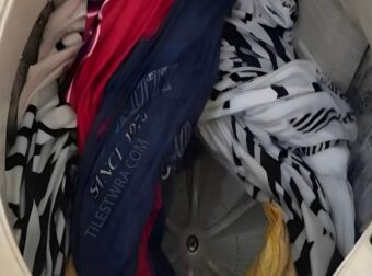 Όταν πλένετε τα ρούχα, μην βάζετε μόνο απορρυπαντικό. Μάθετε τον μυστικό τρόπο να κάνετε τα βρόμικα ρούχα σαν καινούργια  