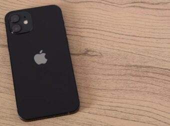 Γιατί πρέπει πάντα να είναι το κινητό σου με την οθόνη προς τα κάτω όταν το αφήνεις στο τραπέζι