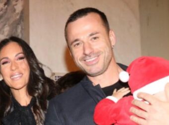 Ανθή Βούλγαρη: Στο άναμμα της Χριστουγεννιάτικης παρέλασης με τον σύζυγό της και τον γιο τους