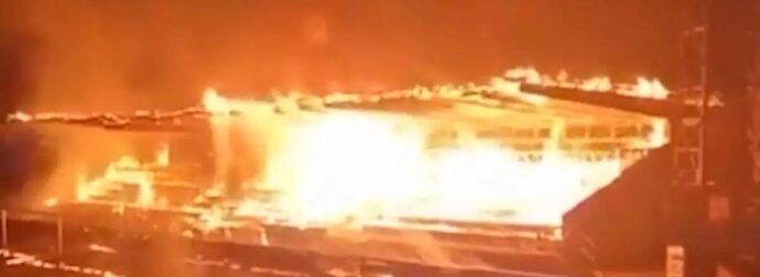 Απίστευτες εικόνες στη Φινλανδία: Ομάδα ποδοσφαίρου υποβιβάστηκε και οι οπαδοί της έκαψαν το γήπεδο