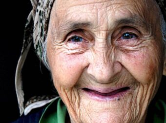 Μάνα, σημαίνει αγάπn: Η μητέρα δεν προδiδει, δεν εγκαταλεiπει, αγαπάει μόνο