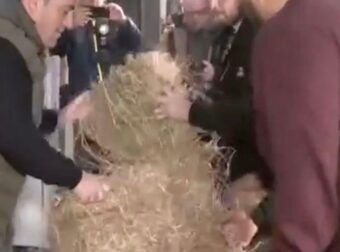 Αγρότες πέταξαν σανό έξω από τα γραφεία βουλευτών της ΝΔ στη Λάρισα