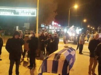 «Κάντε κάτι τώρα, πεθαίνουμε» – Aγρότες σε μπλόκο έβγαλαν στον δρόμο φέρετρο