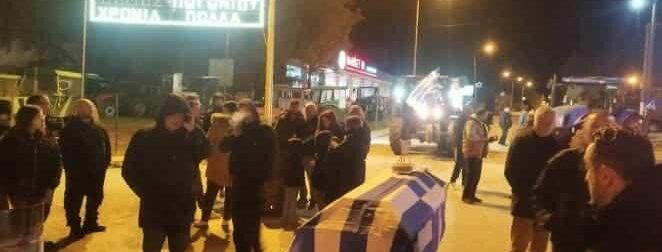 «Κάντε κάτι τώρα, πεθαίνουμε» – Aγρότες σε μπλόκο έβγαλαν στον δρόμο φέρετρο