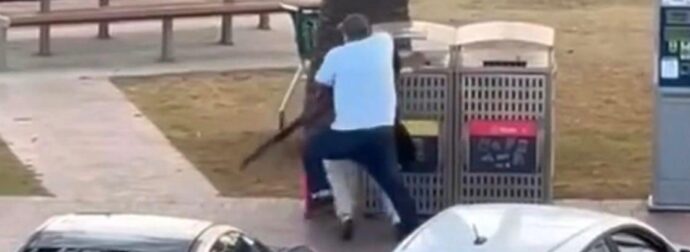 Μακελείο στην Αυστραλία: Πολίτης-ήρωας αρπάζει τρομοκράτη που ήταν έτοιμος να εκτελέσει αθώους ανθρώπους